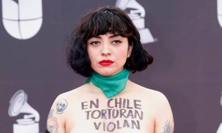 Providas critican a Mon Laferte por su embarazo y estar a favor del aborto