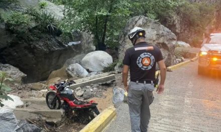 Motociclistas menores de edad se ahogan al ser arrastrados por río en Nuevo León