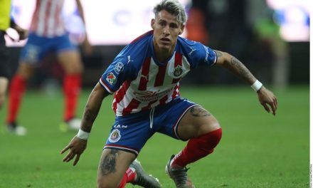 Afición le grita ‘pocos huevos’ a jugadores de Chivas y el ‘Chicote’ Calderón los encara (video)