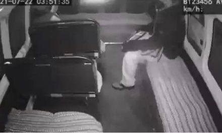 Ladrones salen volando cuando chofer acelera en robo de combi (video)