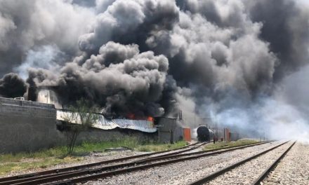 (Video) Voraz incendio consume fábrica en Santa Catarina; confirman dos muertes