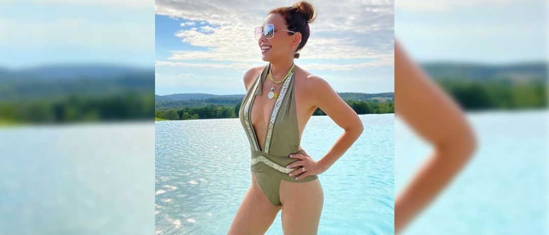 Foto de Thalía en bañador causa burlas en redes, le dicen que es la ‘gemela’ de Laura Bozzo
