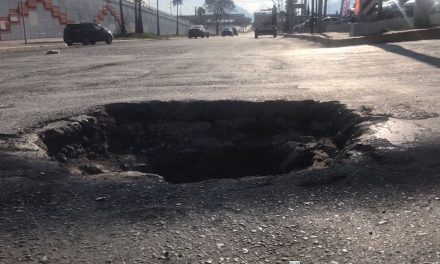 Trampa vehicular; las lluvias afectan alcantarillas en Saltillo
