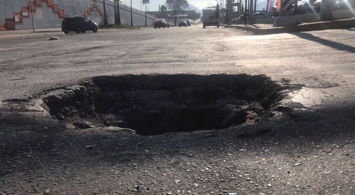 Trampa vehicular; las lluvias afectan alcantarillas en Saltillo