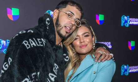 ¿Presión social? ¿Qué es eso?, Anuel le pide a Karol G que regrese con él en pleno concierto