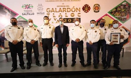 Reconoce Manolo Jiménez a bomberos de Saltillo.