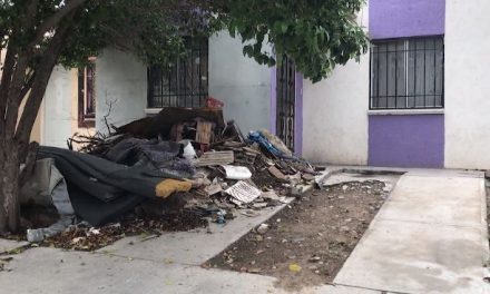 Su casa amaneció con un montón de escombros y otros materiales