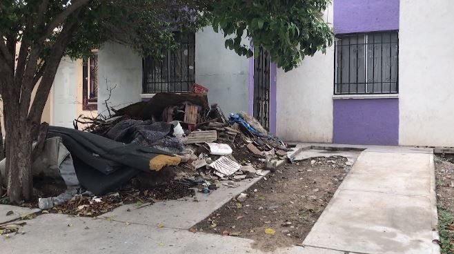 Su casa amaneció con un montón de escombros y otros materiales