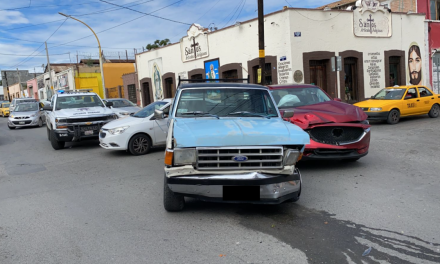 Camioneta de reciente modelo destruida en accidente en Saltillo