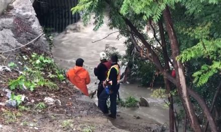 Queda atrapado en arroyo mientras lavaba su ropa
