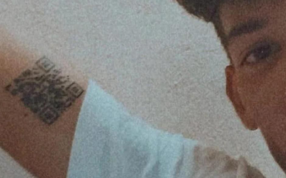 Se tatuó su certificado de vacunación contra el Covid-19