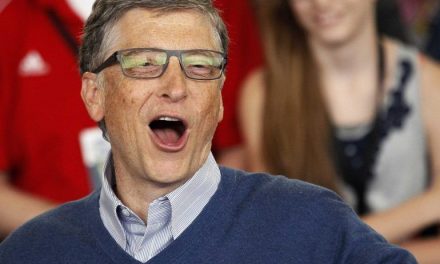 Graban a Bill Gates viendo al comediante Chris Rock burlándose de él y su reacción se vuelve viral