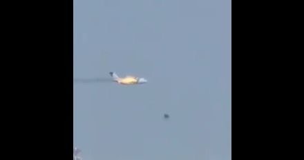 Momento en que avión ruso se estrella y deja tres personas sin vida (video)