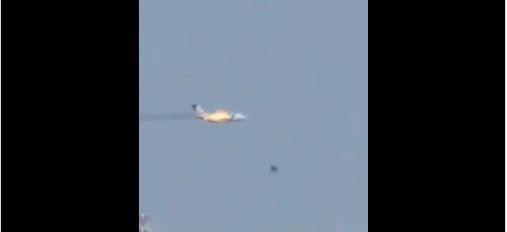Momento en que avión ruso se estrella y deja tres personas sin vida (video)