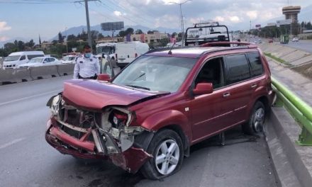 Destruye su camioneta tras impactarse contra un muro