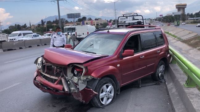 Destruye su camioneta tras impactarse contra un muro