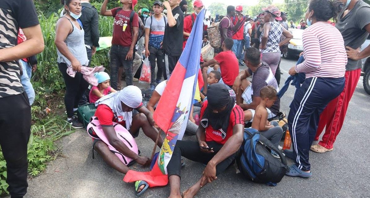 Caravana migrante se abre paso a golpes