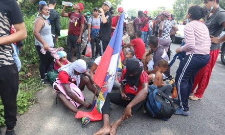 Caravana migrante se abre paso a golpes