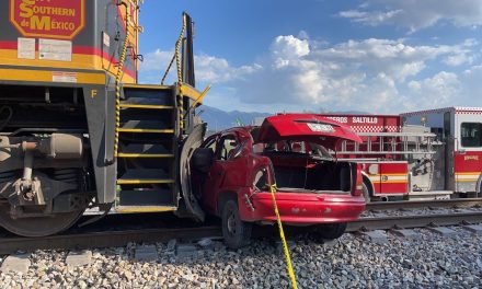 Dos lesionados tras ser arrastrado vehículo por el tren en Saltillo