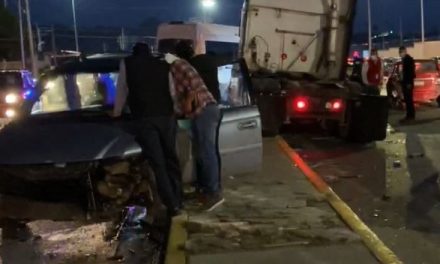 Tractocamión sin frenos impacta siete vehículos ¡Chofer se da a la fuga! en Saltillo
