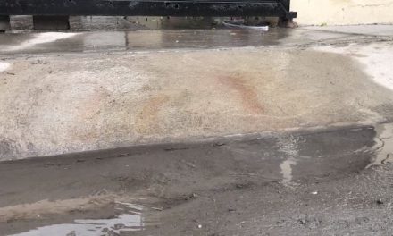 Fuga de agua al interior de una vivienda deshabitada