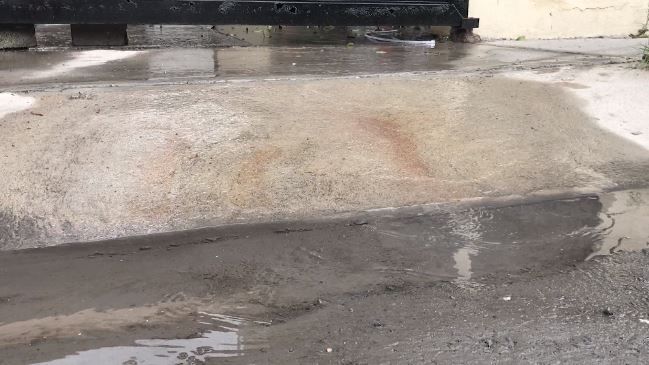 Fuga de agua al interior de una vivienda deshabitada