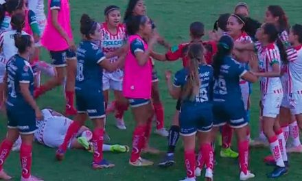 Jugadoras de Necaxa y Puebla sostienen batalla campal (video)
