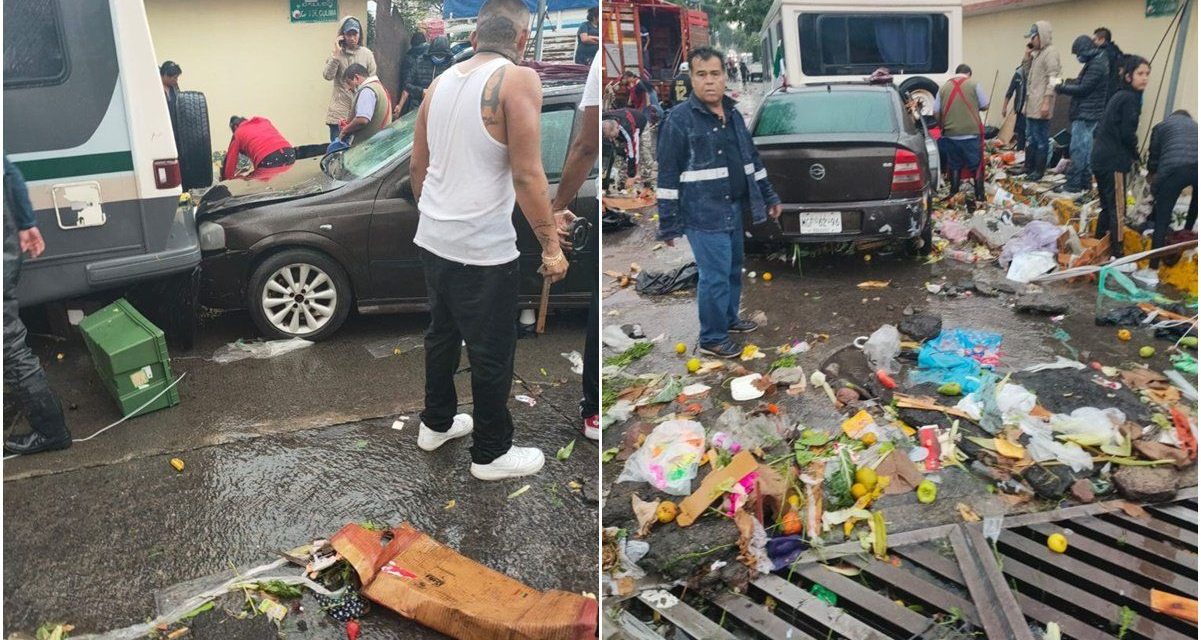 Corriente de agua arrastra un tianguis en Tlalnepantla