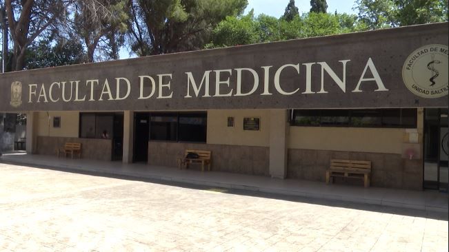 Da positivo a covid alumno de Medicina y suspenden clases presenciales