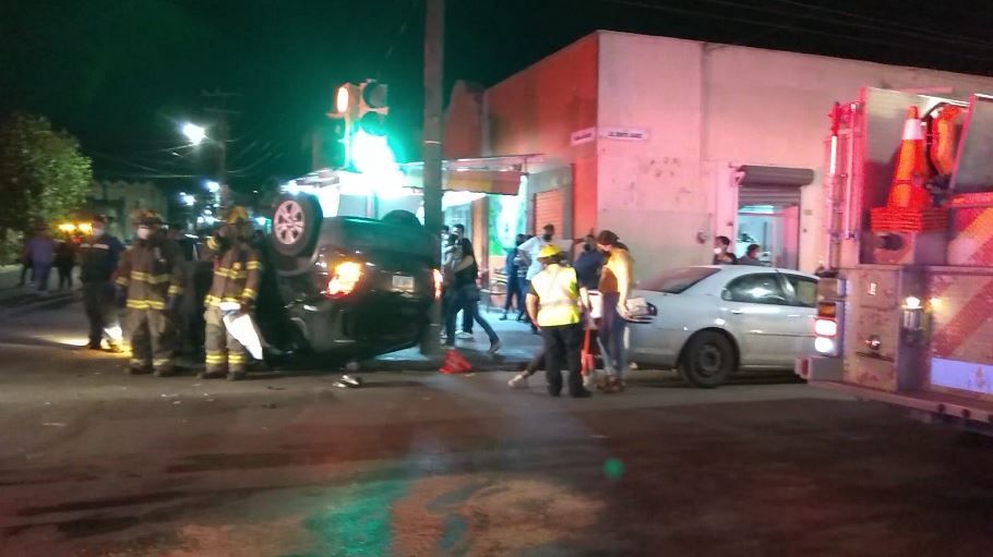 Volcadura deja una mujer lesionada; ninguno de los involucrados aceptó la culpa