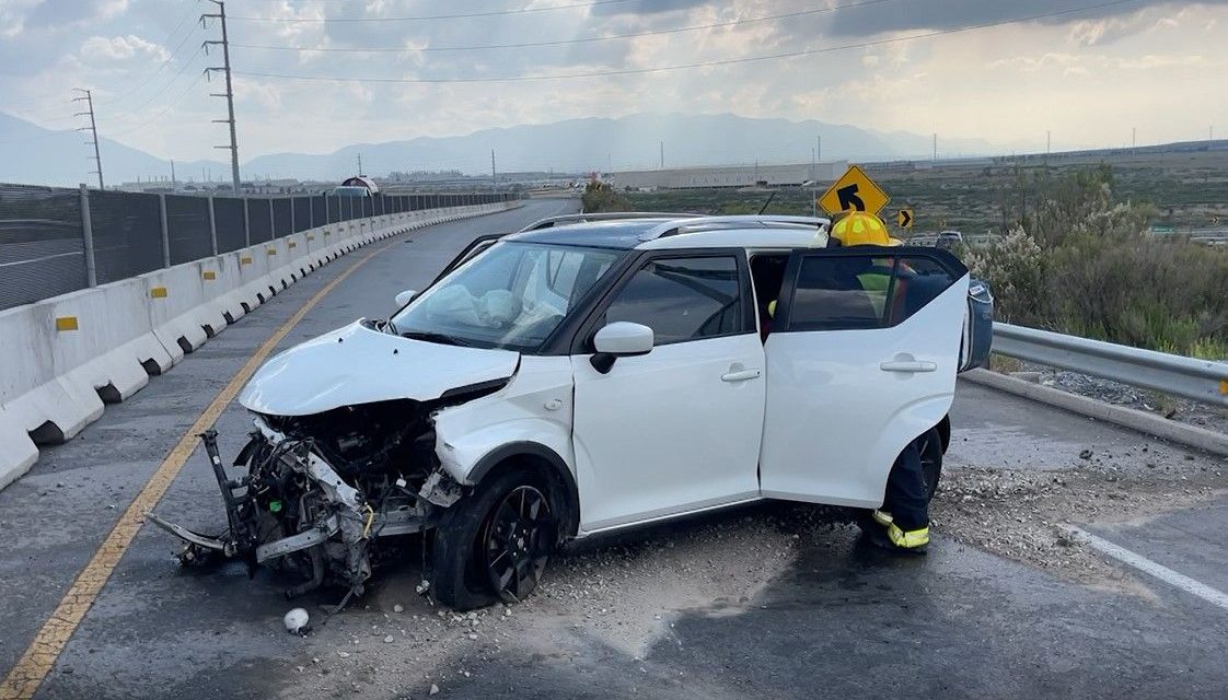 Mujer resulta lesionada en accidente carretero