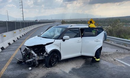 Mujer resulta lesionada en accidente carretero