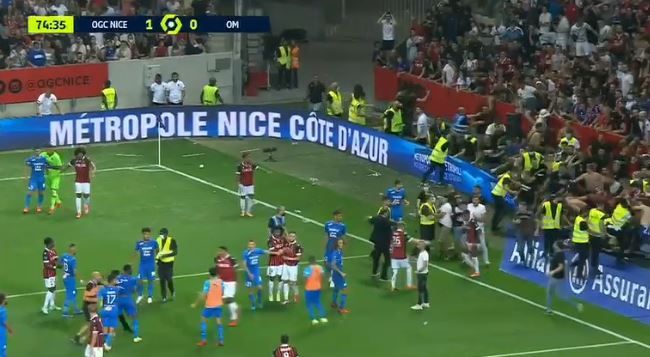 Aficionados invaden terreno en Francia para pelear contra futbolistas