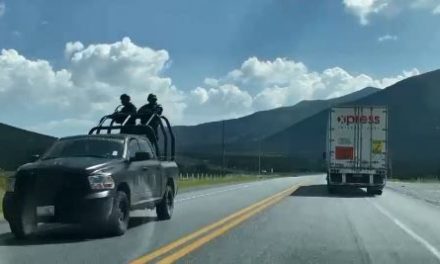 Dos camionetas huyen de la Guardia Nacional en la carretera a Zacatecas