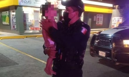 Pequeñito sale de casa mientras sus papás dormían; lo encuentran vagando en la calle en Monterrey