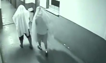 (Video) Ladrones se visten de fantasmas; intentaban robar una impresora