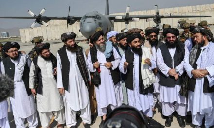 Celebran talibanes en aeropuerto de Kabul retirada de EEUU