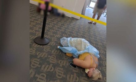 Captan a mujer en el piso en clínica de covid en Florida… ‘temía quedarme sin aliento’