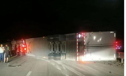 Falta de pericia de trailero ocasiona volcadura en la Monterrey-Saltillo