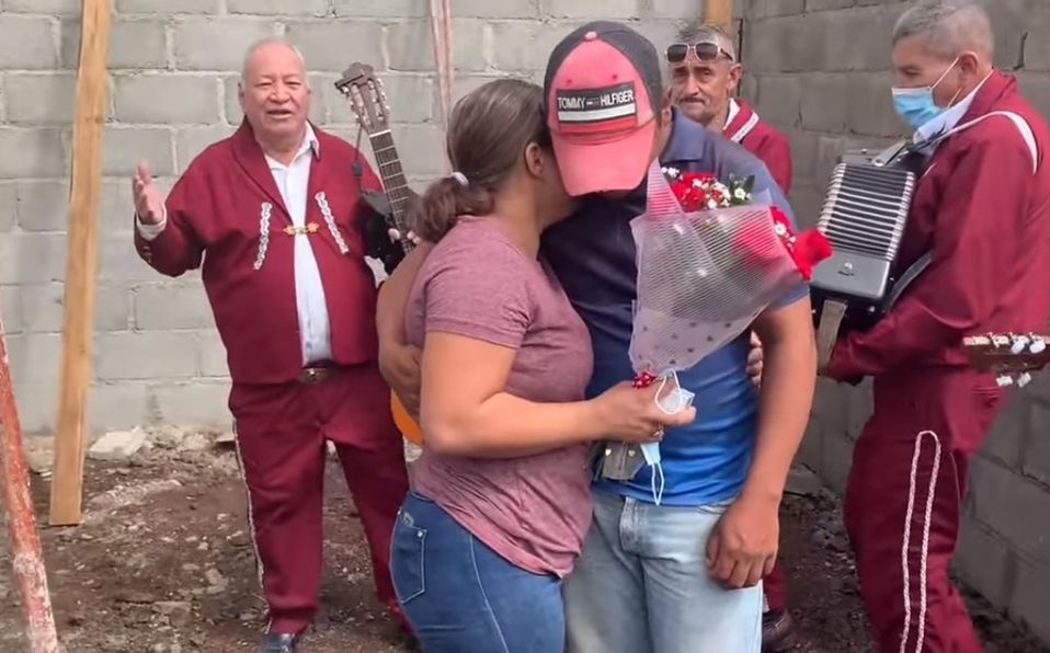 Albañil se vuelve viral por propuesta de matrimonio