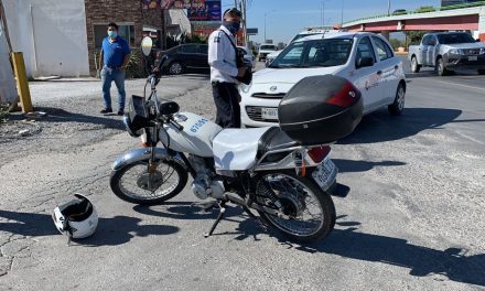 Motociclista derrapa y termina lesionado; alega que vehículo le cerró el paso en Saltillo