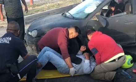 Conductora quita derecho de paso a motociclista y resulta lesionados en Saltillo