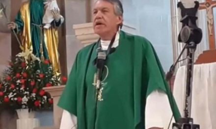 Sacerdote insulta a mujer con sobrepeso: ‘estás muy gorda, no tragues’