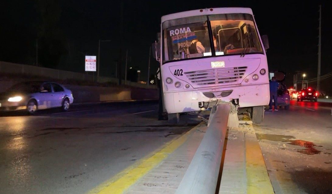 Combi choca contra luminaria en periférico de Saltillo; pasajero resulta lesionado