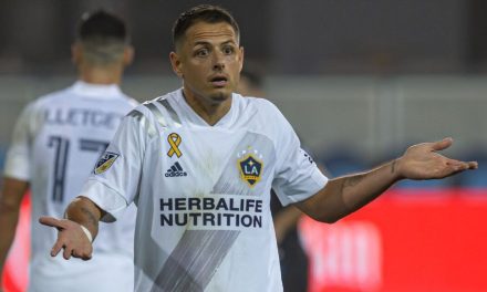 ‘Chicharito’ es multado por simular una falta