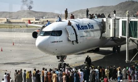 Se reanudan los vuelos en el aeropuerto de Kabul