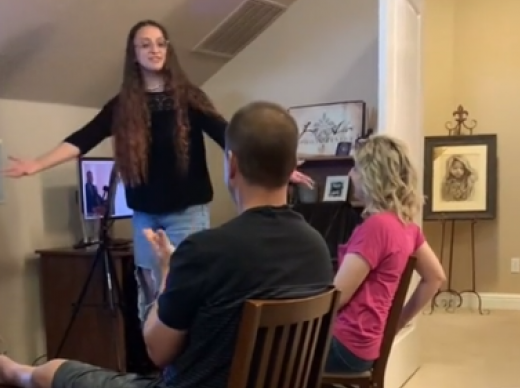 Mujer utiliza un PowerPoint para revelar a sus padres que es stripper