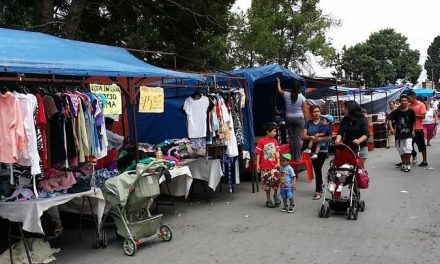 Familias de Saltillo aprovechan ropa de segunda mano debido a los altos precios