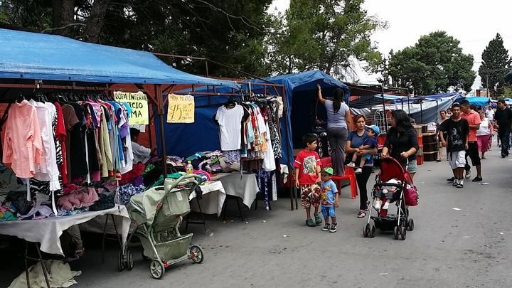 Familias de Saltillo aprovechan ropa de segunda mano debido a los altos precios