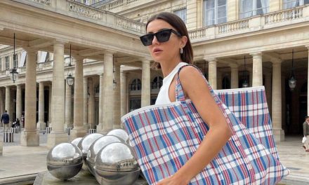 Le llueven bromas a Balenciaga por vender ‘bolsa de mercado’ en más de 2 mil dólares
